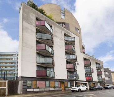 Stunning spacious 1 bed penthouse by Regents Park - Photo 3