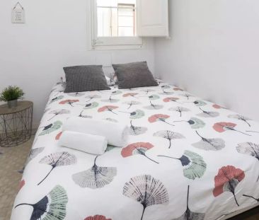 Bright shared room in 9-bedroom apartment in l'Eixample - Foto 6