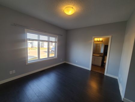 Beautiful 2 Bed Main Level in Blackfalds! - Photo 3