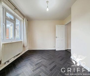 St. Marys Crescent, Basildon, SS13 - Photo 3