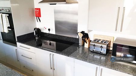 1 bedroom in a house share to rent - Photo 4