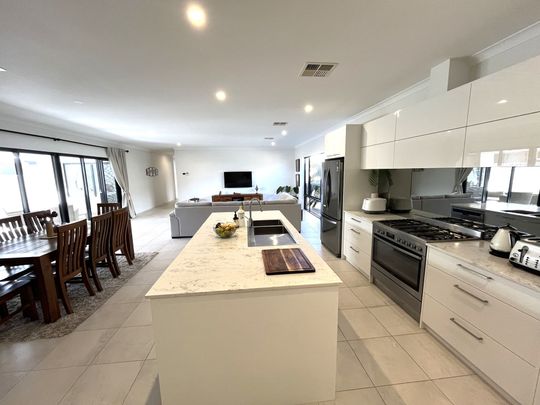 Lovely Modern Family Home - Photo 1