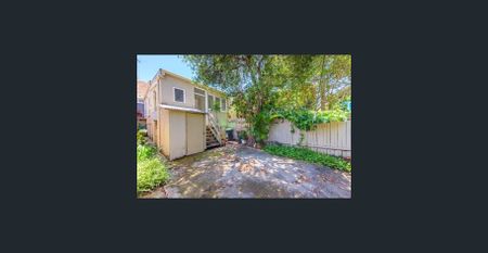 Charming Three Bedroom Home - Photo 3