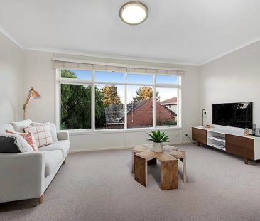 MODERN UPSTAIRS ONE BEDROOM APARTMENT IN MENTONE! - Photo 1