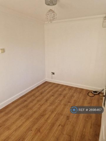 4 bedroom semi-detached house to rent - Photo 3