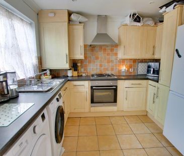 3 bedroom end of terrace house to rent - Photo 3