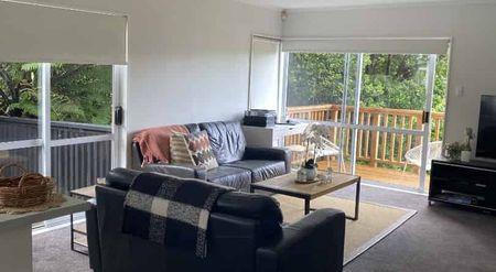 Stylish 3-Bedroom Home with Stunning Views Ã¢Ãâ¬Ã" Perfect for You! - Photo 4