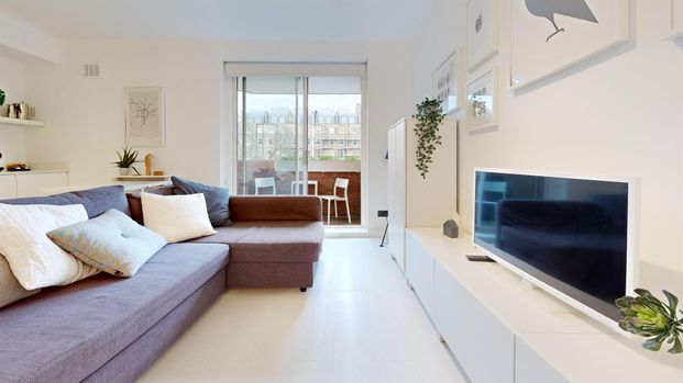 studio property to let - Photo 1