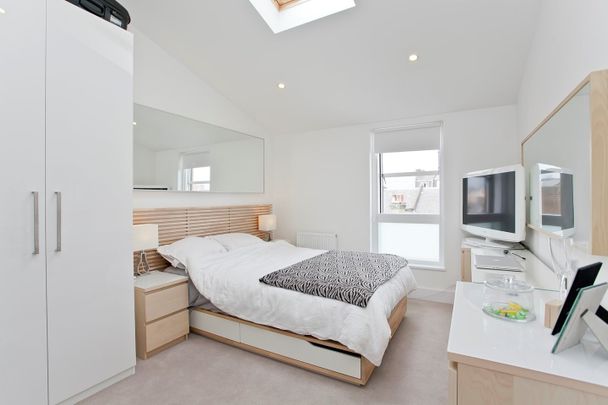 3 Bed Flat, Carpenters Place, SW4 - Photo 1