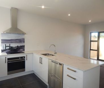 House close to the shop - Photo 6