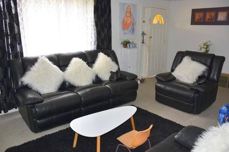 Family Home - Photo 4