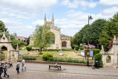 A bright spacious period apartment in the centre of town, with lovely views over St Nicholas church. - Photo 4
