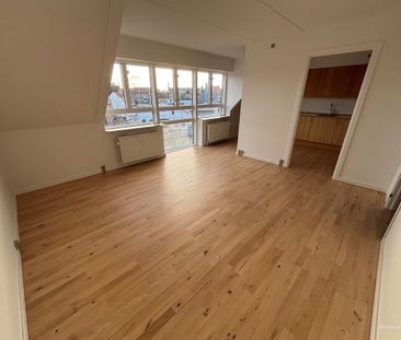 Centralt beliggenhed, med gratis parkering samt hyggeligt gårdmiljø. - Foto 2