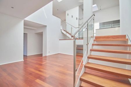 TRAUMHAFTE DG-WOHNUNG MIT BLICK AUF DIE KARLSKIRCHE! - Photo 2