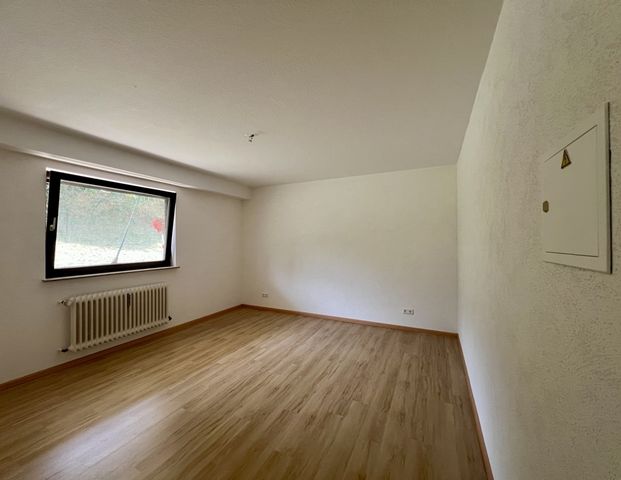 Zwei-Zimmer-Souterrain-Wohnung mit neuer Einbauküche - Foto 1