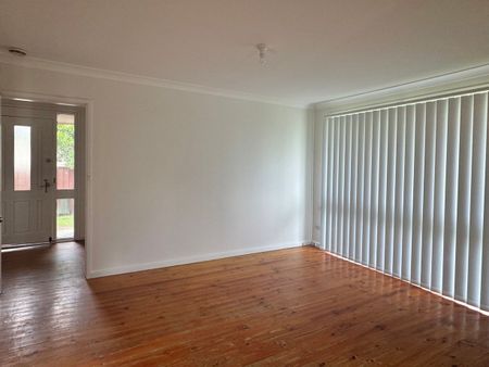 Three Bedroom Family Home Freshly Painted - Photo 3