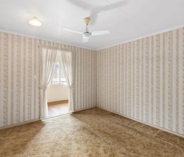 Spacious Queenslander with Sleepouts, Huge Shed & Prime Location - Photo 5