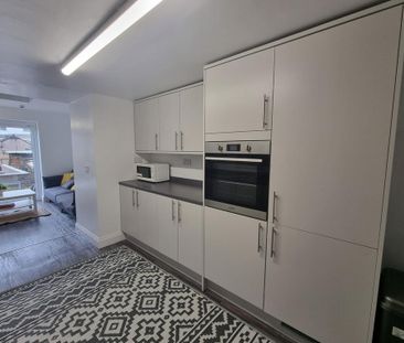 1 bedroom in a house share to rent - Photo 5