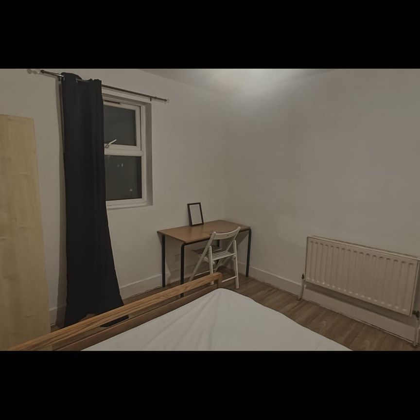 Room in a Shared Flat, Newham Way, E16 - Photo 1