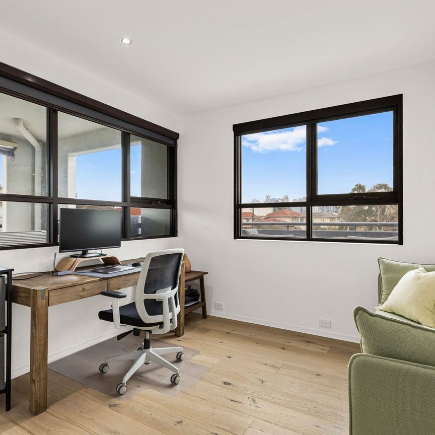 18/174 Esplanade East Port Melbourne VIC 3207 - Photo 1