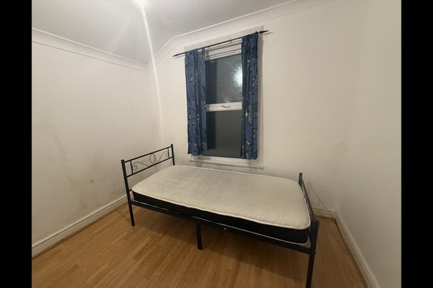 3 Bed Semi-Detached House, Whitehorse Road, CR0 - Photo 1