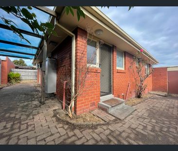 Neat 2 Bedroom Unit in Convenient Location - Photo 6