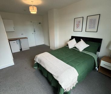 Large, Ensuite Room with Kitchenette- Room 4, Balby Road, DN4 - Photo 6