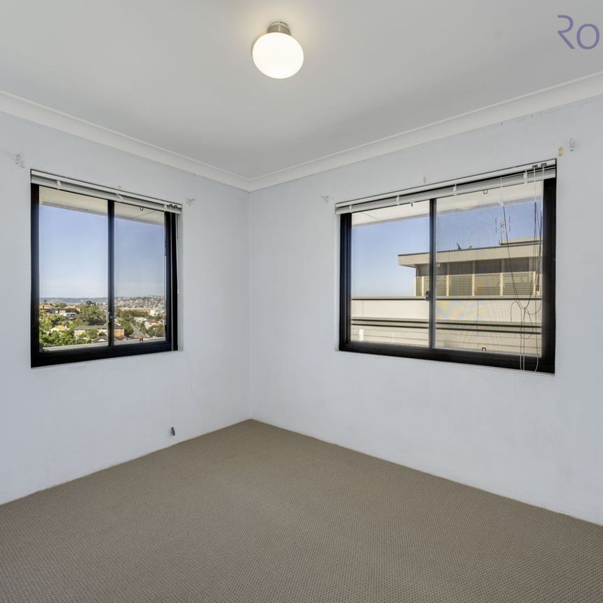 Two bedroom unit with panoramic views of the city and harbour - Photo 1