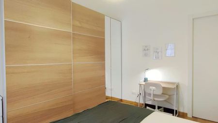 Via Ercole Oldofredi, Milan, Lombardy 20124 - Photo 4