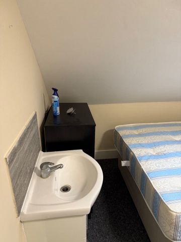 Room in a Shared House, College Road, RG6 - Photo 3