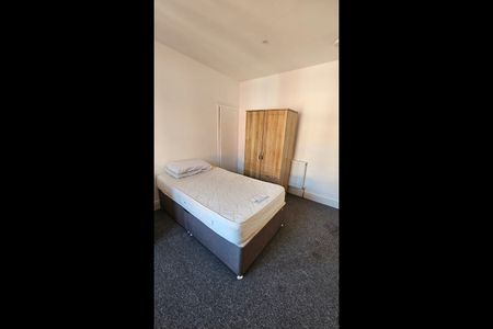 Room in a Shared House, Silverdale Avenue, L13 - Photo 4