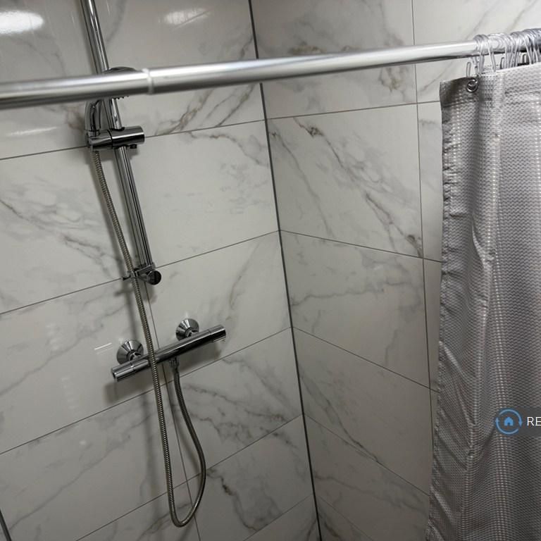 4 bedroom semi-detached house to rent - Photo 1