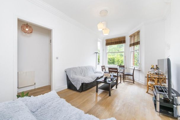 2 bedroom flat in South Hampstead - Photo 1