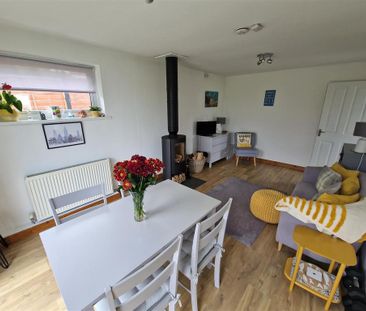 2 bedroom detached bungalow to rent - Photo 2