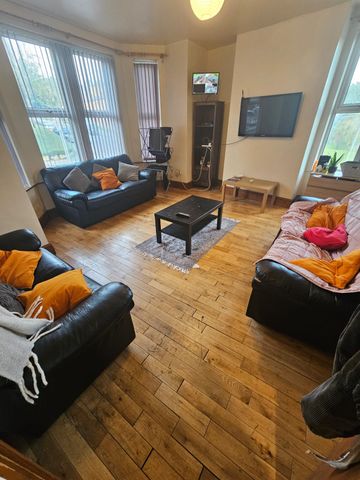 8 Bed - 1 Hill Top Street, Hyde Park, Leeds - LS6 1NW - Student - Photo 3