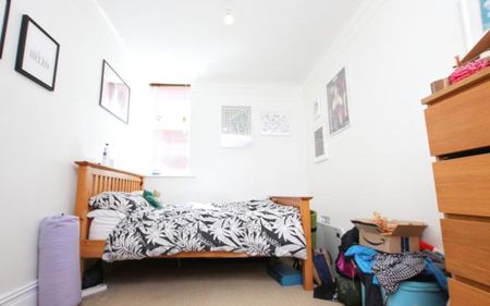 Ocean Letting and Management are pleased to present this high spec central apartment offering furnished accommodation in the heart of the city. The property comprises of a good size lounge, kitchen diner (with all appliances), three double bedrooms and a bathroom with shower. There is an allocated parking space and also storage cupboards within the flat. The property would be ideal for three professional people needing city centre access. Energy rating D. - Photo 4