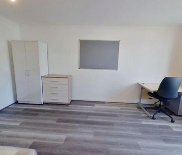 5 bedroom semi-detached house to rent - Photo 2