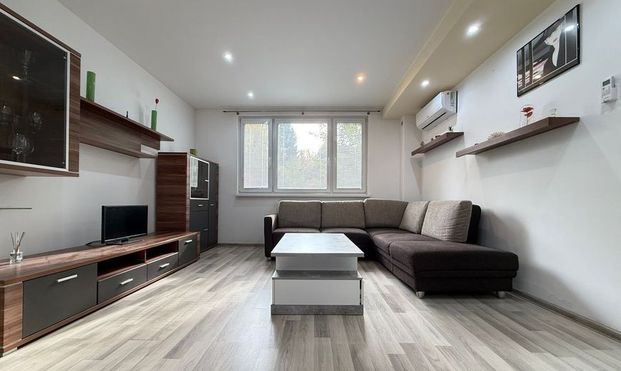 Na prenájom | 3-izbový byt | Dubnica nad Váhom | 70m² | S VEĽKÝM BALKÓNOM A KLIMATIZÁCIOU - Fotografia 1