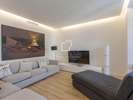 Excellent 6-bedroom apartment with a balcony for rent in El Pla del Remei, Valencia - Photo 2