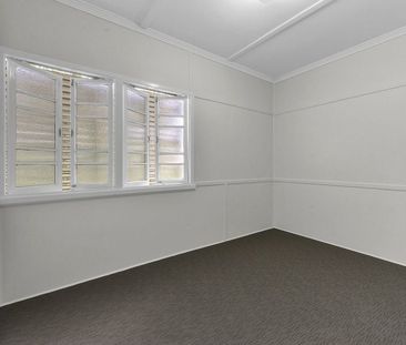 LARGE 3 BEDROOM HOUSE IN ENOGGERA !! Brand new Bathroom! - Photo 6