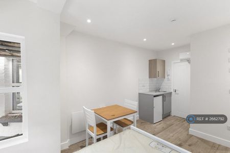 Studio to rent - Photo 2