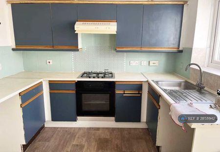 4 bedroom semi-detached house to rent - Photo 3