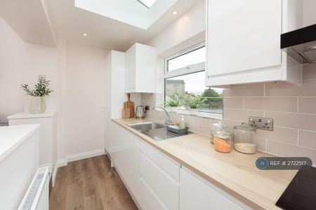 2 bedroom flat to rent - Photo 4