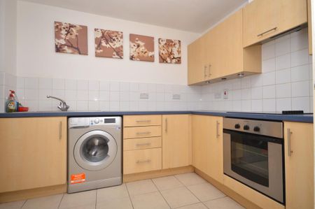 1 bedroom in a flat share to rent - Photo 4