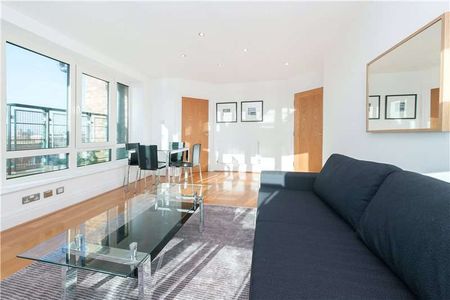 A very good furnished 7th floor with lift apartment with far reaching views across London. - Photo 5