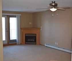Stylish 2 Bed, 1 Bath Condo! - Photo 2