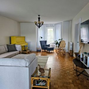 8 1/2 Sur 2 étages, Meublé à Neuf - Photo 3