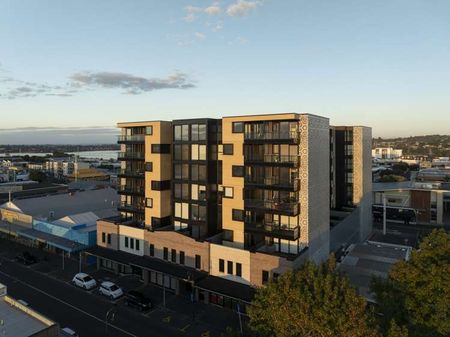 Fully Furnished Modern Apartment in the Heart of Onehunga - Photo 3