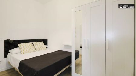 Double bed in Room in a shared 5-bedroom apartment for rent in Justicia. - Photo 5