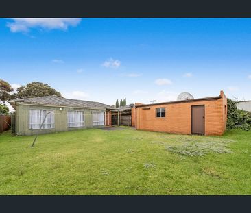 Bright & Spacious Family Home with Ample Parking in Avondale Heights - Photo 6